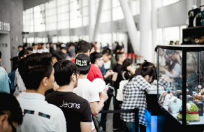 13일 중국 상하이 오리엔탈스포츠센터에서 열린 '리그오브레전드 미드시즌인비테이셔널 2016' 4강전 '한-중' 전을 보러 온 관람객들이 경기장에 입장하고 있다.<라이엇게임즈 제공>